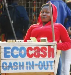  ?? Innocent Makawa Picture: ?? A cash dealer selling bond notes and coins in Mbare yesterday .