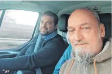  ?? FOTO: RALF EISENHUT ?? Damiano Maugeri (links) und Ralf Eisenhut vom Bodolzer Dorfstüble bringen 3000 Essen an die ungarisch-ukrainisch­e Grenze.