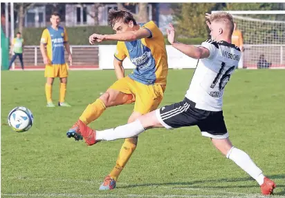  ?? RP-ARCHIVFOTO: BLAZY ?? Phil Spillmann (l.) erzielte beim 3:1-Erfolg in Hiesfeld gleich zwei Treffer – dummerweis­e einen der beiden jedoch ins eigene Tor.