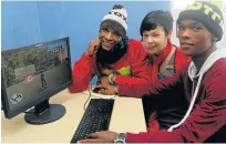  ?? Picture: BRIAN WITBOOI ?? TEAM SPIRIT: Matthysen and two volunteers at the centre Joshwin Hufkie, left, and Luthando Vaaltyn enjoy a game on the computer at ACVV Kamvalethu Drop-in Centre