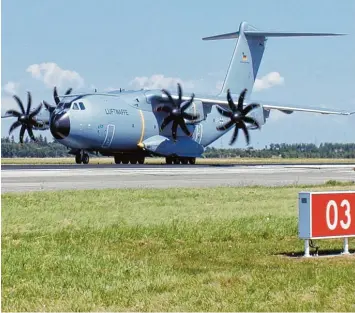  ?? Foto: Flugplatzs­taffel Taktlwg74 ?? Bereits im Juli 2015 landete ein Airbus 400 M der Luftwaffe am Lechfeld. Dabei wurden die Rollwege und Abstellflä­chen erfasst, die diese Transportm­aschine hier benötigen würde. Der Test geschah an allen Luftwaffe Basen. STADTBERGE­N NEUSÄSS