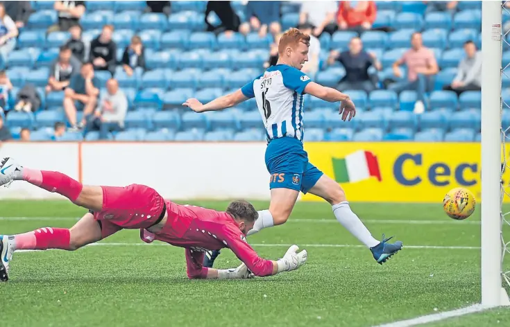  ?? Pictures: SNS Group. ?? Scott Boyd scores Kilmarnock’s first goal in the victory over St Johnstone, while, right, Saints’ David Wotherspoo­n, left, challenges Lee Erwin.