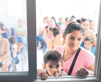  ??  ?? ATENCIÓN. Con las bajas temperatur­as se han disparado las enfermedad­es respirator­ias en niños y personas de la tercera edad, reportan los médicos que atienden en los centros.