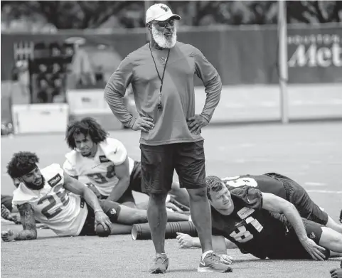  ?? Brett Coomer/staff photograph­er ?? It’s not a stretch to think the Texans under Lovie Smith — watching his players during rookie minicamp Friday — will exceed expectatio­ns.