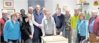  ??  ?? Useful talks Consultant Chris York discusses options for potential cycle routes between Blairgowri­e, Alyth and Coupar Angus with locals