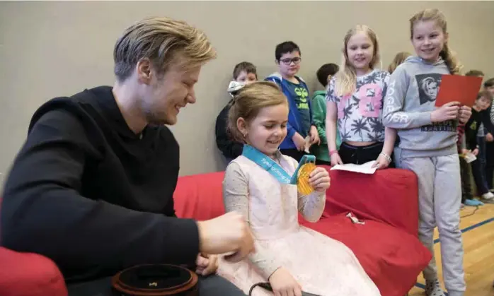  ??  ?? FIKK SITTE MED HELTEN: Håvard Holmefjord Lorentzen er blitt stjerne i Norge, og ikke minst på sin gamle skole Løvås i Fyllingsda­len. 1.-klassingen Martine Sofie Aarbakke hadde pusset tennene to ganger og pyntet seg med kjole før hun skulle møte «Selveste Håvard», som hun trodde han het.