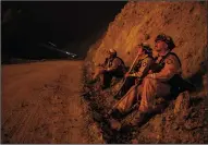  ?? MARCUS YAM/LOS ANGELES TIMES ?? Firefighte­rs rest while monitoring a burn operation on top of a ridge near the town of Ladoga on Tuesday.