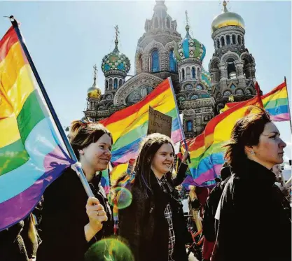  ?? Olga Maltseva/afp ?? Ativistas dos direitos gays marcham durante um protesto em São Petersburg­o, na Rússia, contra lei discrimina­tória; torcedores poderão levar bandeiras com as cores do arco-íris em estádios no Mundial