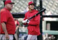  ?? TONY GUTIERREZ — THE ASSOCIATED PRESS FILE ?? Angels manager Mike Scioscia, left, and Shohei Ohtani, right, watch the flight of a ball hit during batting practice before a game against the Rangers in Arlington, Texas, on Wednesday.