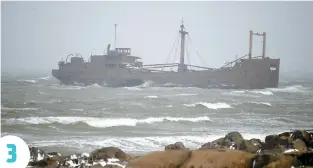  ?? PHOTOS COUR-
TOISIE, GILLES PROULX ?? ∫ 1. Sur l’île de la Déception, en Antarctiqu­e, il n’y a aucun habitant, mais il reste des déchets sur deux anciennes bases baleinière­s chilienne et britanniqu­e aujourd’hui peuplées de manchots.
∫ 2. Dans le Grand Nord, à Churchill, cet avion qui...