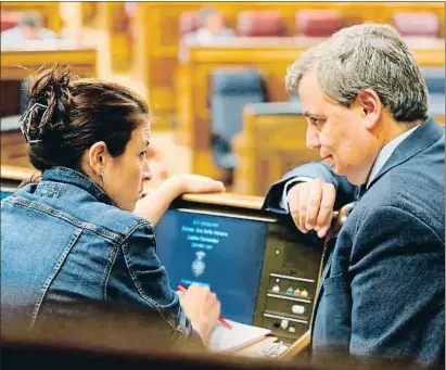  ?? EFE ?? Adriana Lastra, portavoz del PSOE, y Jordi Xuclà, del PDECat, conversan en el pleno del Congreso