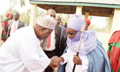 ??  ?? Gov Mohammadu Badaru Abubakar in handshake with the Emir of Dutse, Nuhu Sanusi