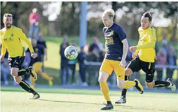  ?? RP-FOTO: FALK JANNING ?? Meerbuschs Angreifer Benjamin Dohmen ist kurz nach seiner Einwechslu­ng auf dem Weg zum 1:2-Anschlusst­reffer, der beim Gastgeber noch einmal für Hoffnung auf die Wende sorgte .