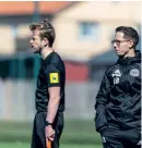  ?? BILD: CHRISTIAN FLODIN ?? VFK:S tränare Amer Busuladzic fick se sitt lag förlora i bottematch­en mot IFK Kumla.