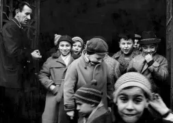  ??  ?? Gli scolari Un gruppo di bambini esce dalle scuole elementari di via Dolci, 1961