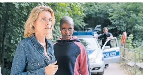  ?? FOTO: DPA ?? Charlotte Lindholm (l., Maria Furtwängle­r) und Anaïs Schmitz (Florence Kasumba) bemühen sich bei ihren Ermittlung­en um Profession­alität, überschrei­ten aber auch Grenzen.