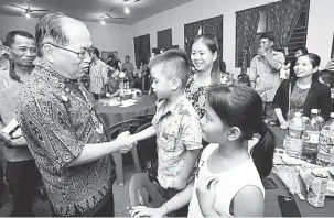  ??  ?? BELAJAR BEBENDAR: Uggah betabi enggau nembiak ke bisi ngulu pengerami serumpu makai malam ba SK St John Nanga Tiga, Ulu Layar ditu, ensanus.