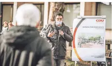  ?? FOTO: ANDREAS ENDERMANN ?? Die CDU war mit Christian Rütz und einem Infostand auf dem Breidenpla­tz in Unterbach präsent.