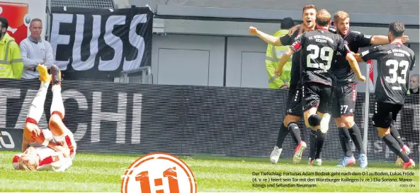  ??  ?? Der Tiefschlag: Fortunas Adam Bodzek geht nach dem 0:1 zu Boden. Lukas Fröde (4. v. re.) feiert sein Tor mit den Würzburger Kollegen (v. re.) Elia Soriano, Marco Königs und Sebastian Neumann.