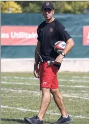  ?? (Photo Patrick Blanchard) ?? Comme son équipe, Manny Edmons le coach des trois-quarts avance pas à pas.