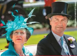  ??  ?? Su segundo esposo es el vicealmira­nte sir Timothy Laurence, con quien aparece en las carreras de Ascot de 2018.