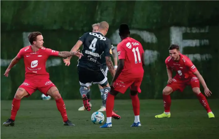  ?? FOTO: TOR HØVIK ?? MÅ SLÅ TILBAKE: Fredrik Haugen satt på benken og så Kristoffer Løkberg og Petter Strand rive opp Rosenborgs spill. Da han selv fikk sjansen, slet Brann mer.