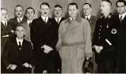  ?? ?? Arriba, Gebhard Himmler con su familia. A la derecha, Himmler con su hermano mayor. Sobre estas líneas, los miembros más importante­s del partido nazi, entre ellos Goebbels, Göering o Rudolf Hess, con Himmler ya como