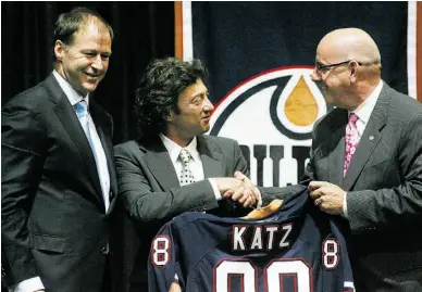  ?? Rick Macwilliam/ Edmonton Journal ?? General manager Kevin Lowe, left, and president and CEO Patrick LaForge, right, present Katz with a hockey jersey in July 2008 at his first public appearance as team owner.