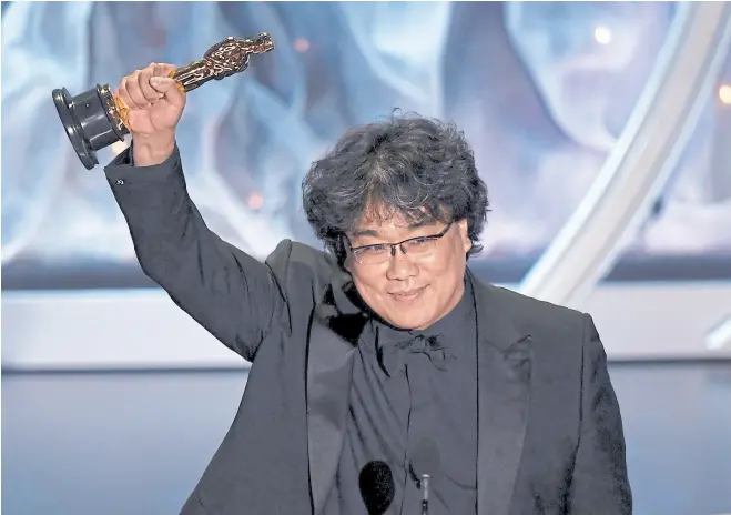  ?? AFP ?? El cineasta coreano, emocionado con su cosecha en unos premios que había considerad­o “provincian­os” en entrevista­s previas