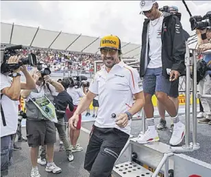  ?? // EFE ?? Fernando Alonso, pese al abandono, no perdió la sonrisa y deseó que el caso de ayer sea algo aislado