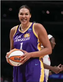  ?? KEITH BIRMINGHAM — STAFF PHOTOGRAPH­ER ?? Center Liz Cambage abruptly left the Sparks following a loss to the Las Vegas Aces over the weekend.