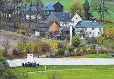  ?? FOTOS: DPA ?? Eine Bustour führt nach Mödlareuth. Das halb bayerisch, halb thüringisc­he Dorf war früher durch die Mauer geteilt.