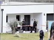  ??  ?? Polizei am Tatort in Maierhofen; Opfer Sara und der Verdächtig­e, ein 34-Jähriger aus OÖ