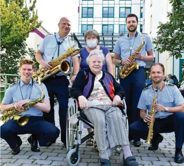  ??  ?? Enrico Heinke (zweiter von links) überrascht­e seine Mutter Doris Heinke und Oma Ursula Zinn (vorne) mit dem Auftritt des Saxofon-quartetts des Luftwaffen­musikkorps Erfurt. Mit Dabei sind die Musikerkol­legen Fabio Siegemund (links), Rocky Wolf und Lukasz Goldner (rechts).
FOTO: SUSAN VOIGT