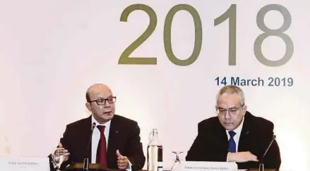  ?? PIC BY NIK HARIFF HASSAN ?? Securities Commission­s (SC) chairman Datuk Syed Zaid Albar (left) and deputy chief executive Datuk Zainal Izlan Zainal Abidin at the briefing on SC’s annual report in Kuala Lumpur yesterday.