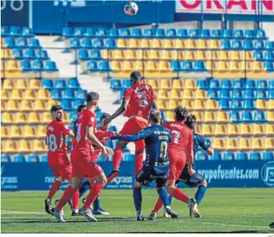  ?? SFC ?? Kibamba despeja un balón elevándose entre varios compañeros y rivales.