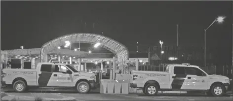  ?? FOTO CÉSAR NEYOY-BES ?? VEHÍCULOS DE CBP en San Luis bloqueando los carriles de salida a México, como parte del cierre nocturno del cruce en el puerto de entrada al vecino país, vigente desde abril del 2020.