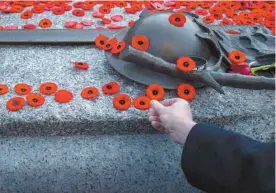  ?? JUSTIN TANG LA PRESSE CANADIENNE ?? Au Canada, la cérémonie du 11 novembre se développe comme un moment clé de communion nationale autour des disparus et des vétérans du premier conflit mondial. Leur sacrifice constitue le socle du Canada contempora­in.