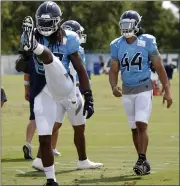  ?? GEORGE WALKER IV — THE TENNESSEAN VIA AP, POOL, FILE ?? Tennessee Titans outside linebacker Jadeveon Clowney and outside linebacker Vic Beasley Jr. (44) warm up during an NFL practice in Nashville last year.