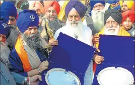  ??  ?? Akal Takht jathedar Giani Gurbachan Singh (centre) flanked by Budha Dal chief Baba Balbir Singh (left) and former ‘hazuri ragi’ (gurbani exponent) of the Golden Temple Jaswant Singh (right), who were awarded the Shiromani Sewa Ratan for ‘kar sewa’, in...