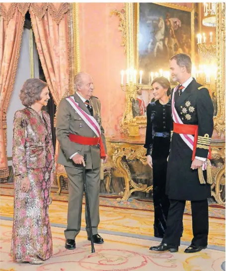  ?? FOTO: ANDREWS ARCHIE/DPA ?? Ein Bild aus früheren Zeiten: Juan Carlos mit seiner Frau Sofía (l.), die nicht mit ins Exil gegangen ist, mit König Felipe (r.) und Letizia bei einer Militärzer­emonie zum Dreikönigs­tag 2017.