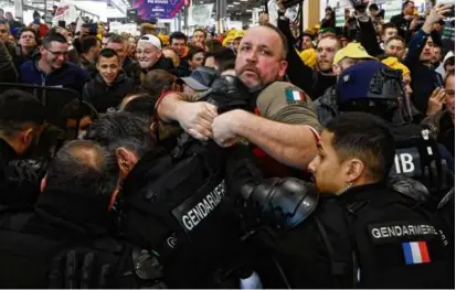  ?? KIRAN RIDLEY/AFP VIA GETTY IMAGES ?? French farmers scuffled with police Saturday when French President Emmanuel Macron arrived at the Salon Internatio­nal d’Agricultur­e, the annual agricultur­al show in Paris.