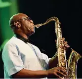  ??  ?? Sul palco
Manu Dibango non aveva mai cessato i tour