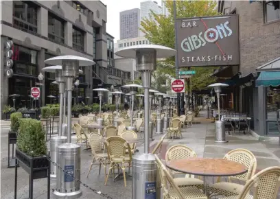  ?? TYLER LARIVIERE/SUN-TIMES ?? Outdoor dining tables sit empty Tuesday at Gibsons Bar & Steakhouse on Rush Street as colder temperatur­es provide a new challenge for restaurant­s during the coronaviru­s pandemic.