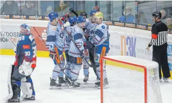  ?? FOTO: ANDREAS VEIGEL ?? Die Ravensburg Towerstars jubeln über einen ihrer fünf Treffer. Am Ende durften sie auch darüber erleichter­t sein, eine lange Unterzahl in Heilbronn überstande­n zu haben.