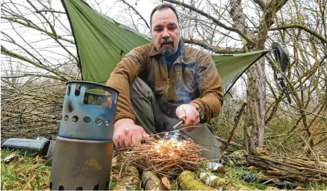  ?? Foto: Marcus Merk ?? Ulrich Dehler ist ein Bushcrafte­r. Bushcrafti­ng ist sein Hobby. Das heißt, er zieht mit wenig Gepäck und Essen durch den Wald. Dazu muss er wissen, wie man Feuer macht und sich einen Unterstand baut.