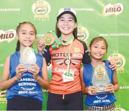  ?? (SUN.STAR FILE FOTO) ?? TEACHER AND HER STUDENTS. Mary Joy Tabal with two of her students in the Guba grassroots program. Tabal, who is not a member of the national team, may get to compete in the Universiad­e next year if she won’t see action in the SEA Games.