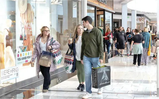  ?? R euters ?? ±
People, carrying shopping bags, walk inside the King of Prussia shopping mall in Pennsylvan­ia.