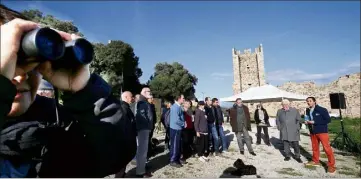  ?? (Photos Luc Boutria) ?? Le dépliant de la LPO consacré aux oiseaux d’Hyères a été présenté hier, en présence des différents partenaire­s qui ont contribué à la réalisatio­n du projet.