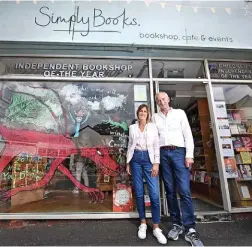  ?? Sean Hansford ?? ● Sue Steel and Andrew Cant of Simply Books in Bramhall